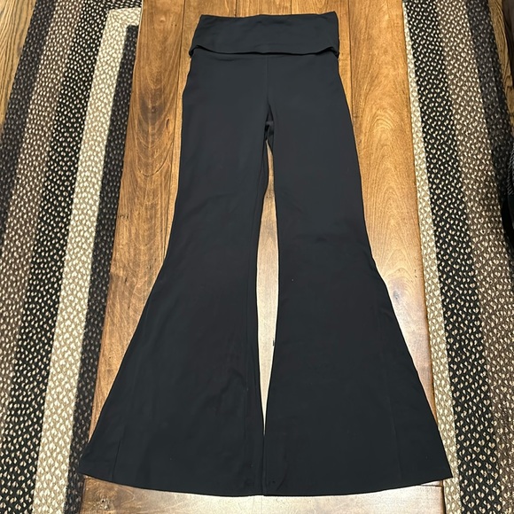 Offline by Aerie Bootcut Stretch Pants Size Medium Black - Picture 1 of 1